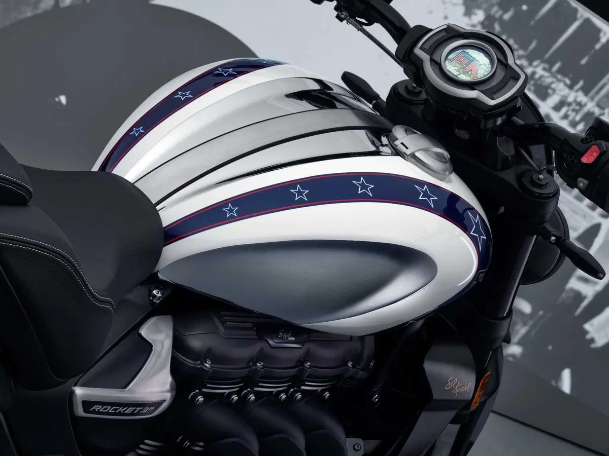 Triumph Rocket 3 Evel Knievel: soltanto 500 esemplari per celebrare lo stuntman statunitense (13)