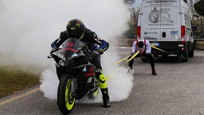 Alex Camera, l&rsquo;uomo d&rsquo;acciaio che sfida anche le moto [VIDEO]