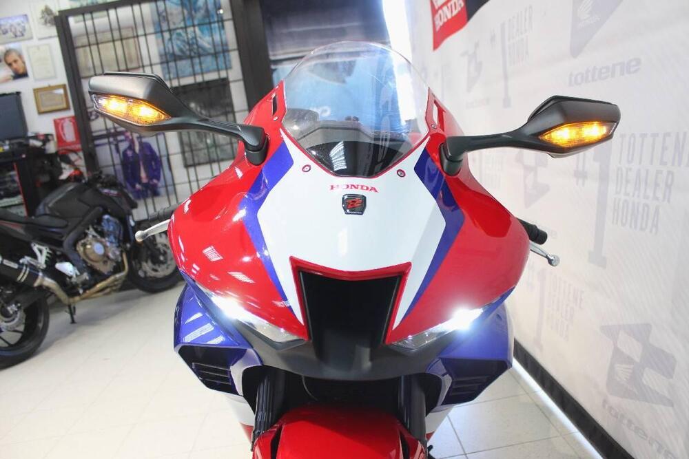 Honda CBR 1000 RR-R Fireblade (2024) (4)