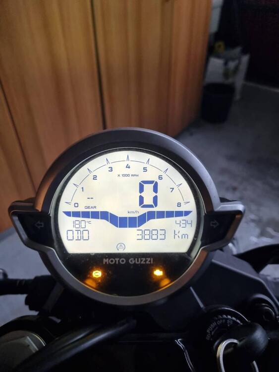 Moto Guzzi V7 Stone (2021 - 24) (4)