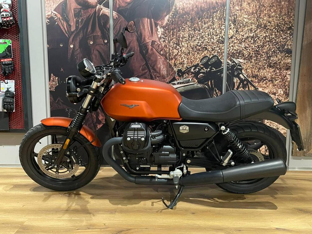 Moto Guzzi V7 Stone (2021 - 24)