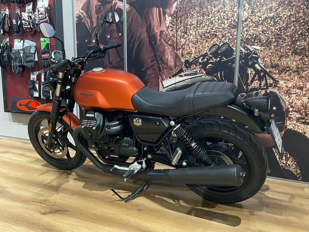 Moto Guzzi V7 Stone (2021 - 24) (4)