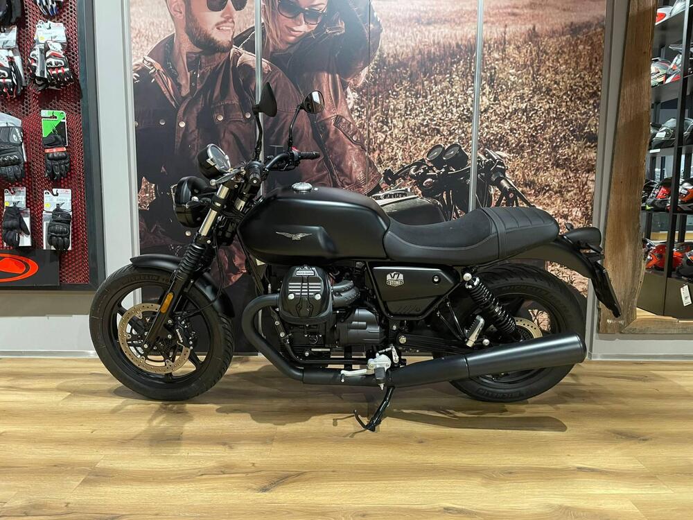 Moto Guzzi V7 Stone (2021 - 24)