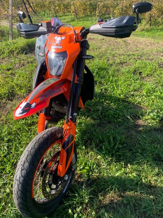 KTM 690 SMC R (2021-22) (3)