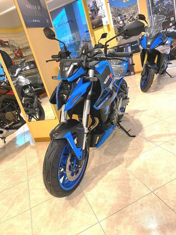 Suzuki GSX-8S Team Suzuki Edition (2024) (4)