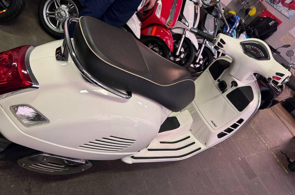 Vespa GTS 300 Hpe (2019) (2)