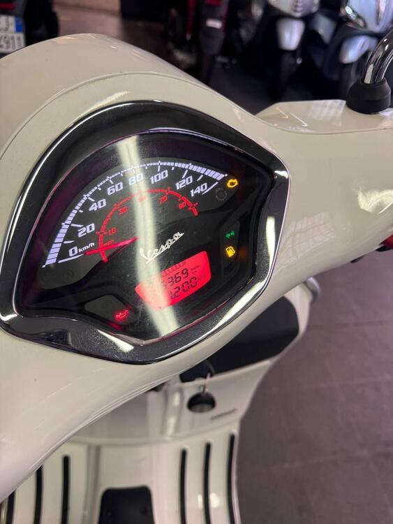 Vespa GTS 300 Hpe (2019) (4)