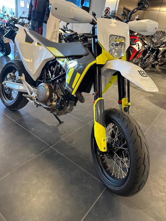 Husqvarna 701 Supermoto (2022) (4)