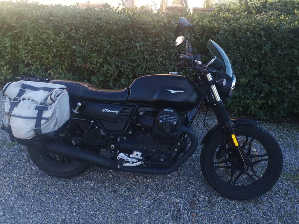 Moto Guzzi V7 III Stone (2017 - 20) (2)