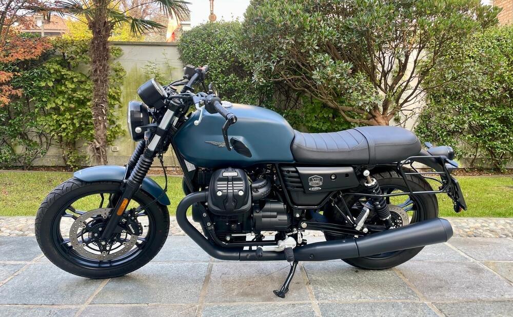 Moto Guzzi V7 III Stone Night Pack (2019 - 20) (2)