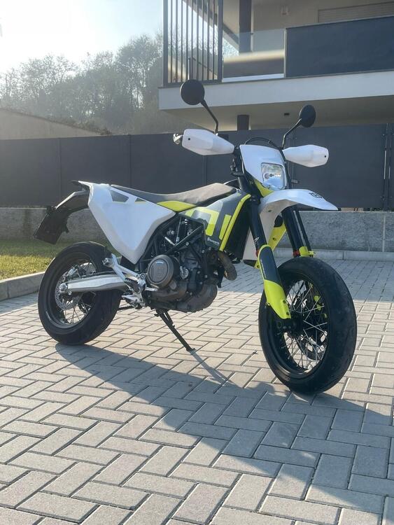 Husqvarna 701 Supermoto (2020) (2)