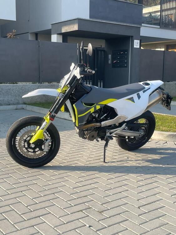 Husqvarna 701 Supermoto (2020) (4)