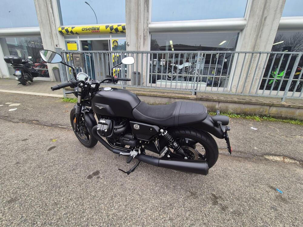 Moto Guzzi V7 Stone (2021 - 24) (3)