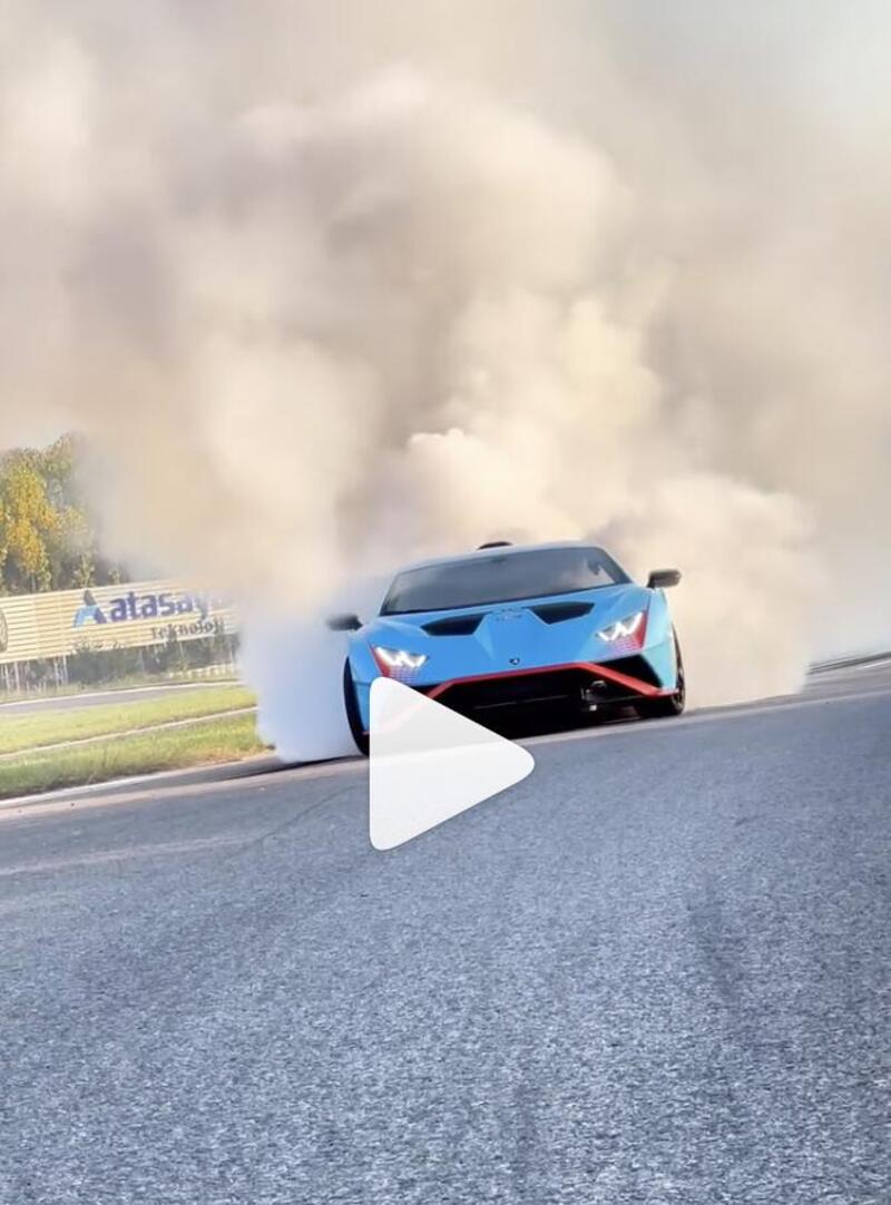 Il piccolo Sofuoglu ne ha fatta un&#039;altra, burnout con la Lambo ed subito virale [VIDEO]