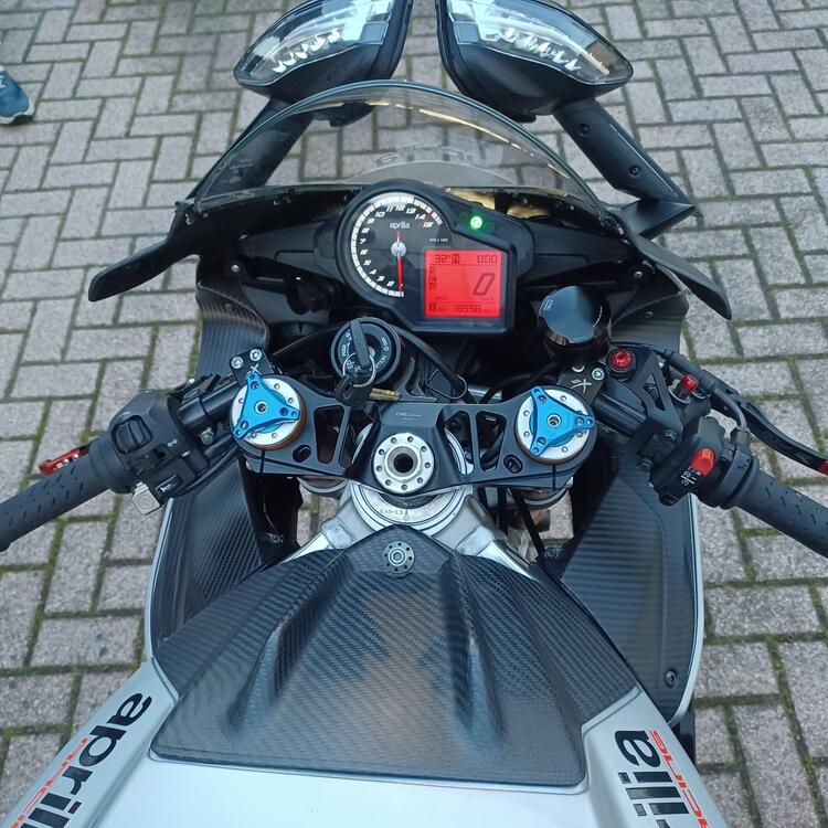 Aprilia RSV4 RF ABS (2015 - 17) (2)