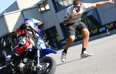 Impara le tecniche di guida per la moto