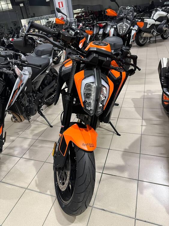 KTM 890 Duke L (2021)