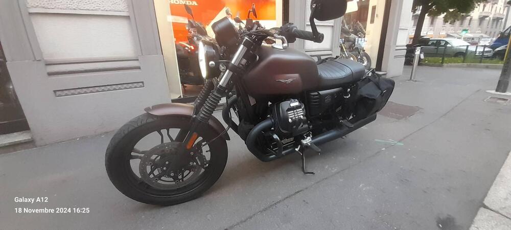 Moto Guzzi V7 III Stone Night Pack (2019 - 20) (2)