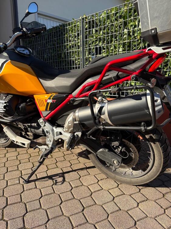 Moto Guzzi V85 TT (2021 - 23) (3)