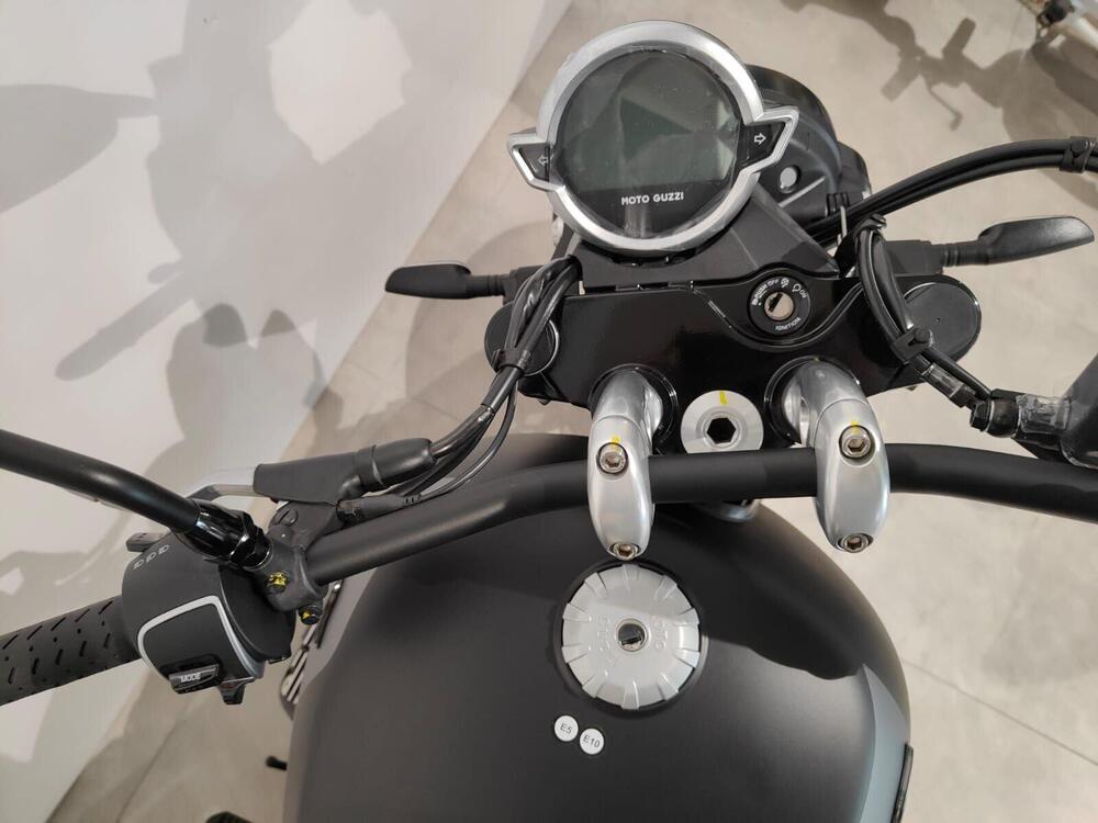 Moto Guzzi V9 Bobber (2021 - 24) (3)