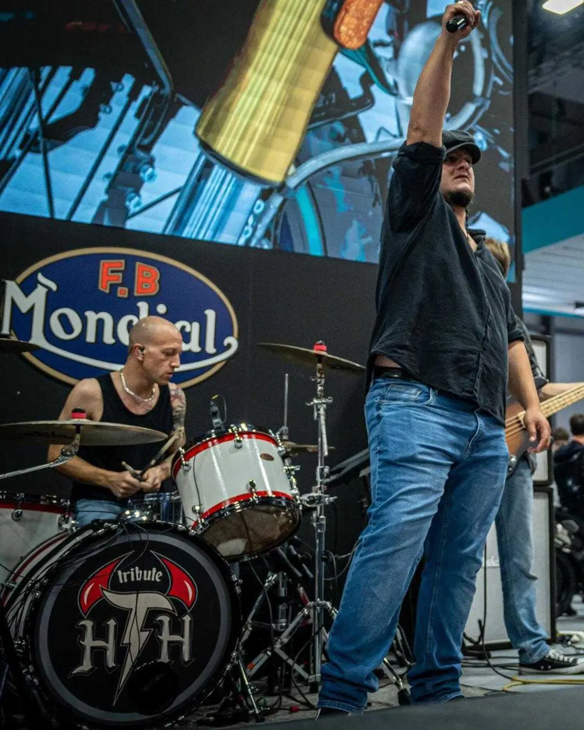 La musica più bella di EICMA 2024 è quella degli Highway to Hell - ACDC Tribute! [VIDEO] (4)