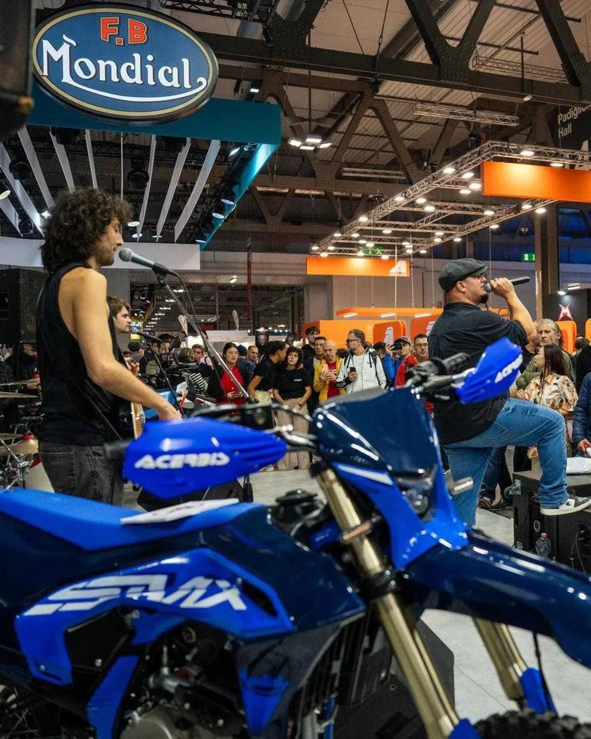 La musica più bella di EICMA 2024 è quella degli Highway to Hell - ACDC Tribute! [VIDEO] (5)