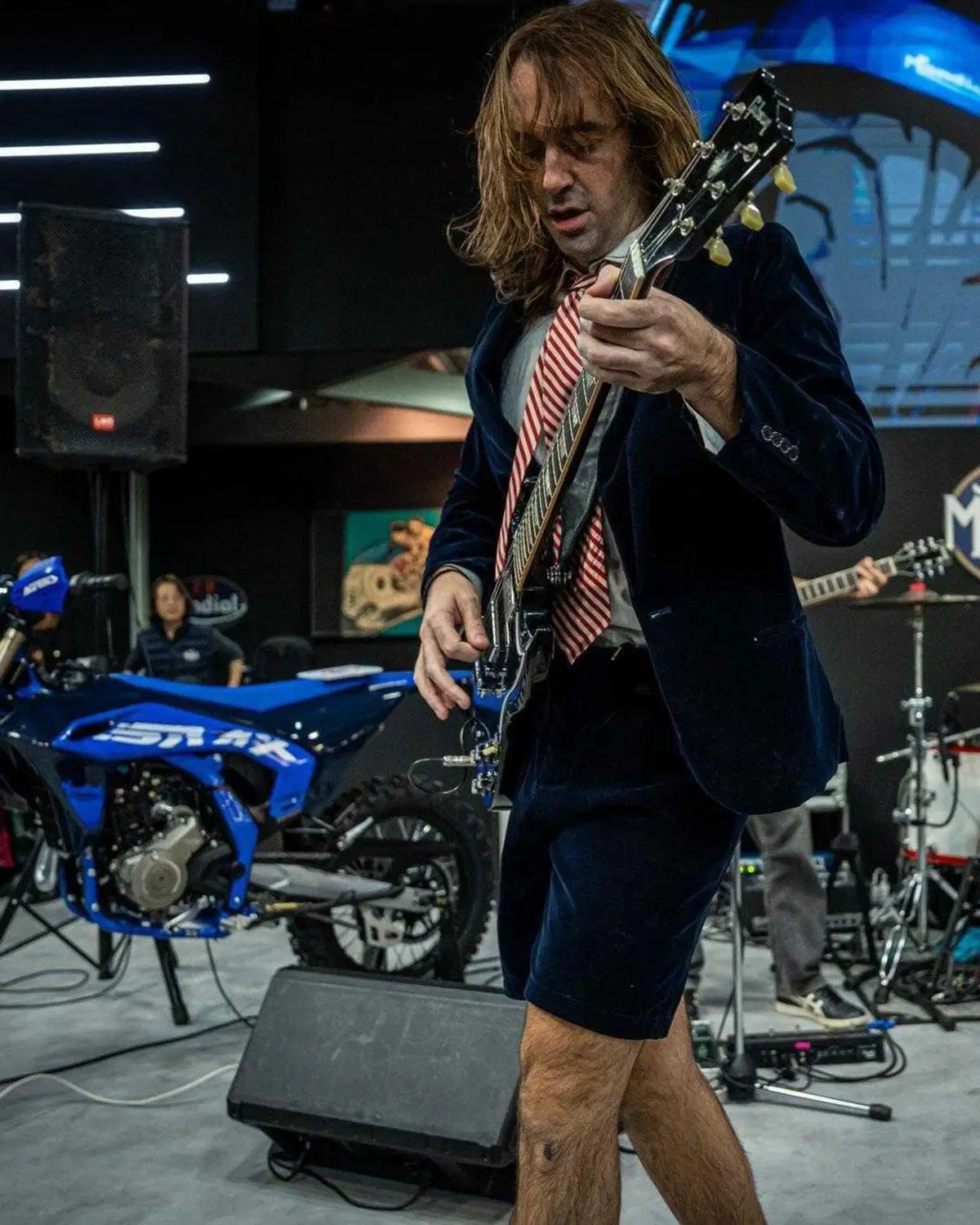 La musica più bella di EICMA 2024 è quella degli Highway to Hell - ACDC Tribute! [VIDEO] (3)