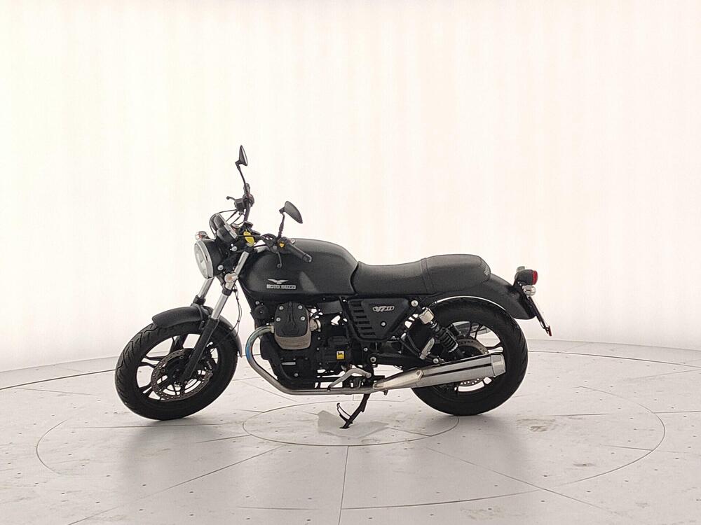 Moto Guzzi V7 II Stone (2015 - 17) (2)