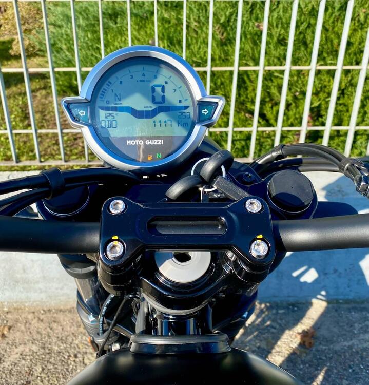 Moto Guzzi V7 Stone (2021 - 24) (3)