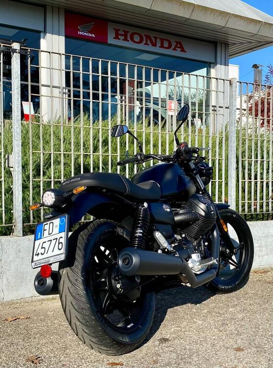 Moto Guzzi V7 Stone (2021 - 24) (4)