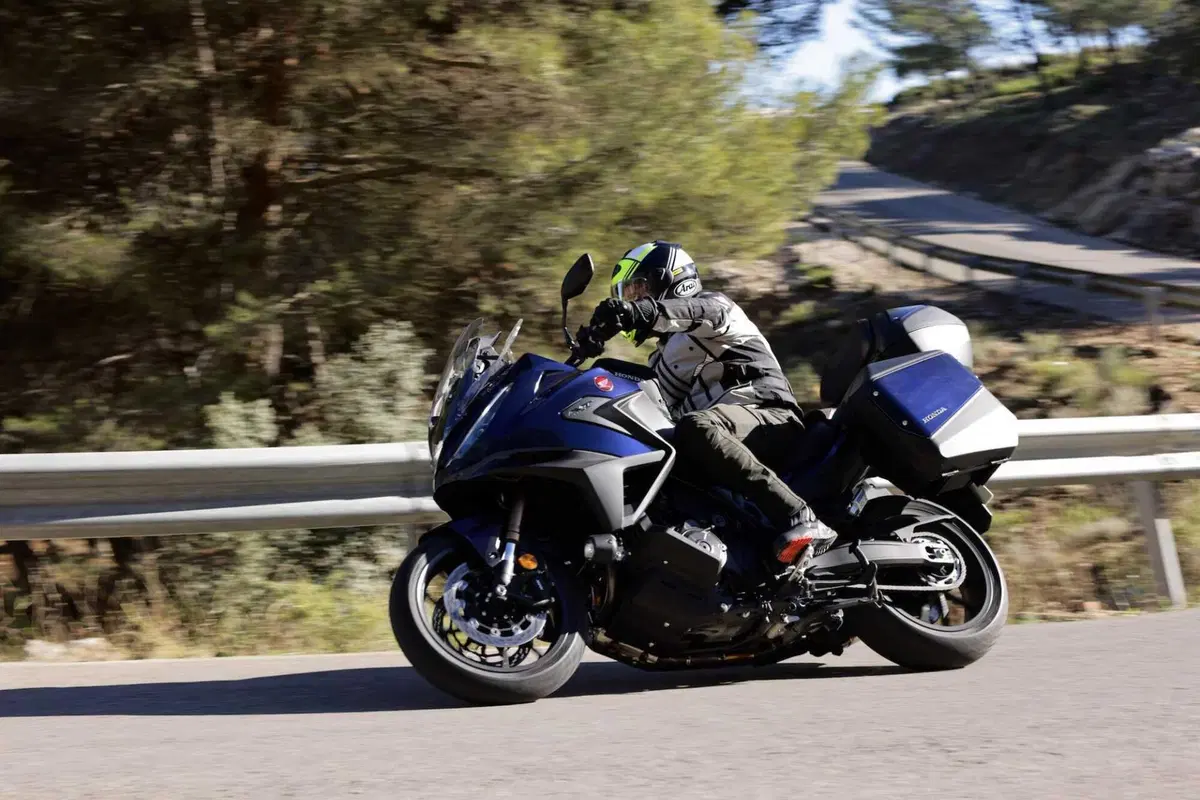 Honda NT 1100 DCT: più ricca e coinvolgente