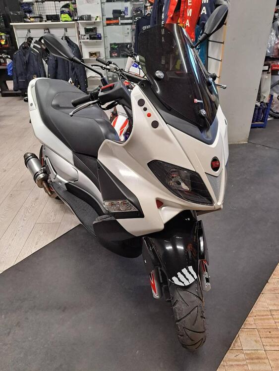 Aprilia SR Max 300 (2011 - 16) (2)