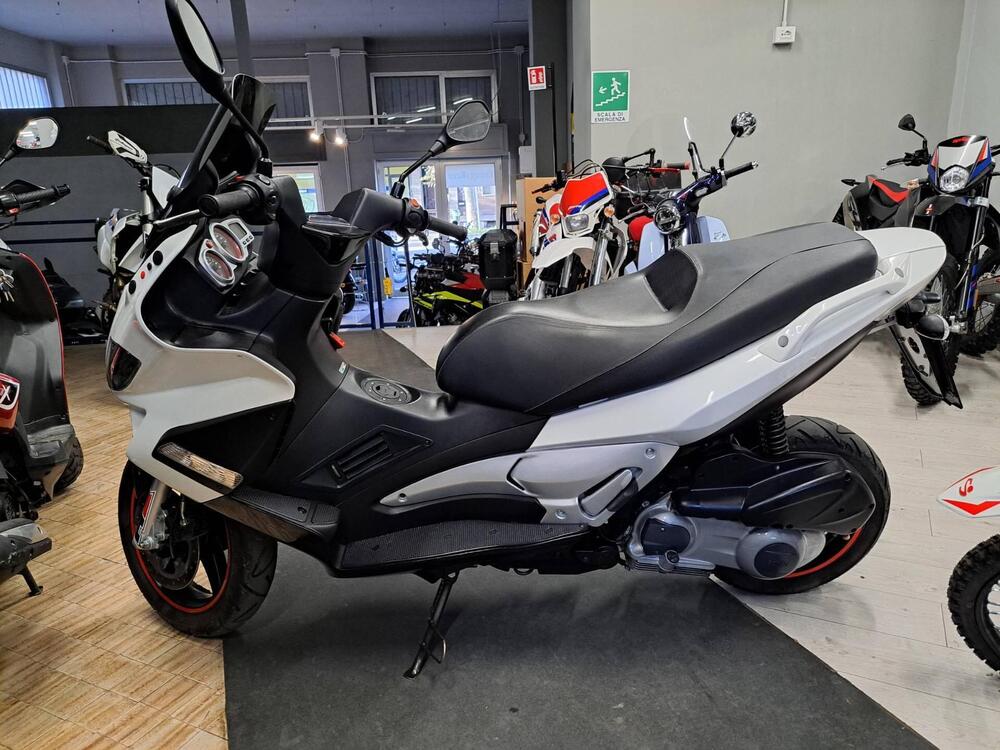 Aprilia SR Max 300 (2011 - 16) (3)