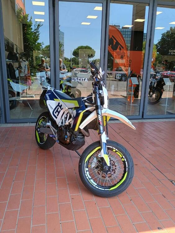 Husqvarna 701 Supermoto (2016) (3)