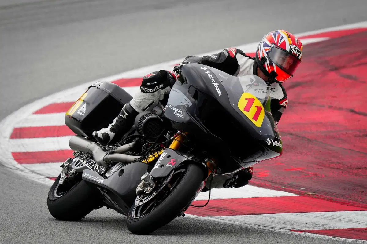 La Harley-Davidson Road Glide in pista a Barcellona con i campioni