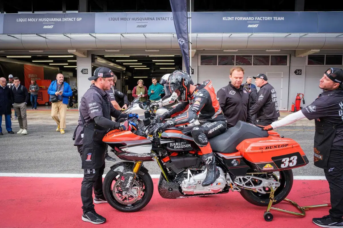La Harley-Davidson Road Glide in pista a Barcellona con i campioni (2)