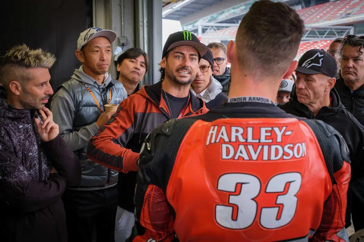 La Harley-Davidson Road Glide in pista a Barcellona con i campioni (4)