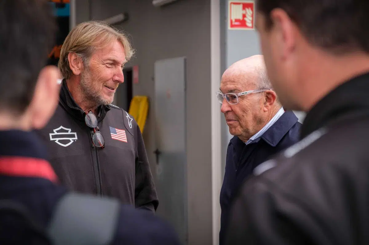 La Harley-Davidson Road Glide in pista a Barcellona con i campioni (7)