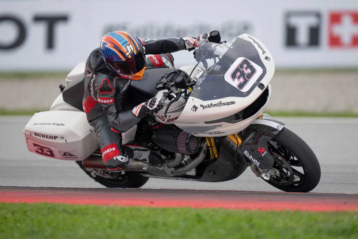 La Harley-Davidson Road Glide in pista a Barcellona con i campioni (3)