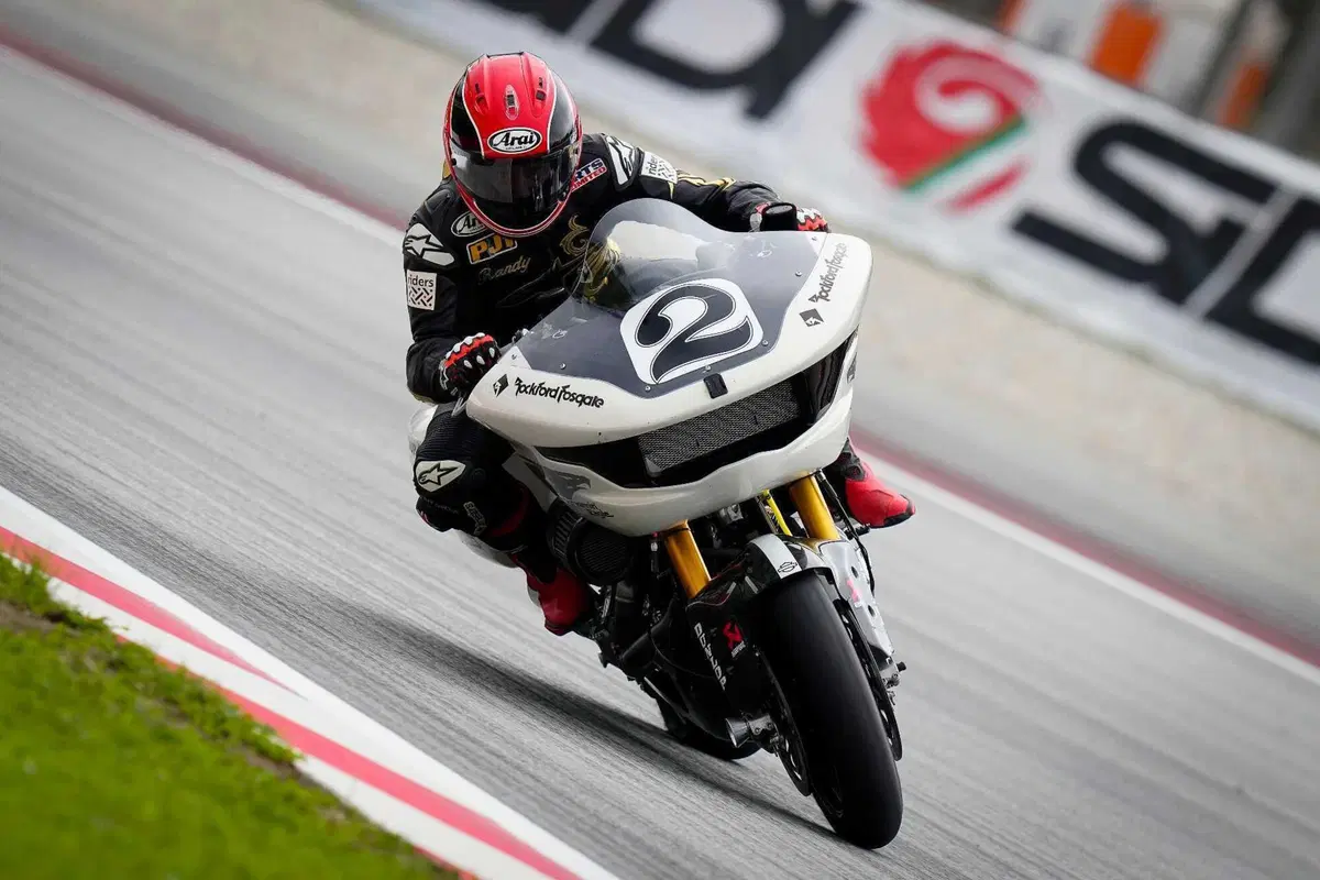 La Harley-Davidson Road Glide in pista a Barcellona con i campioni (6)