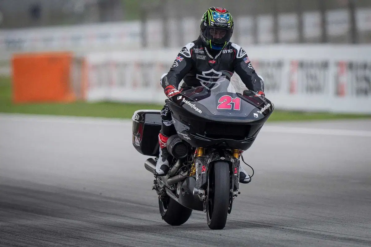 La Harley-Davidson Road Glide in pista a Barcellona con i campioni (8)