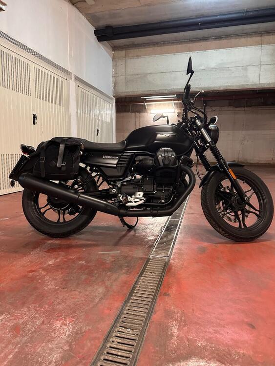 Moto Guzzi V7 III Stone (2017 - 20) (2)