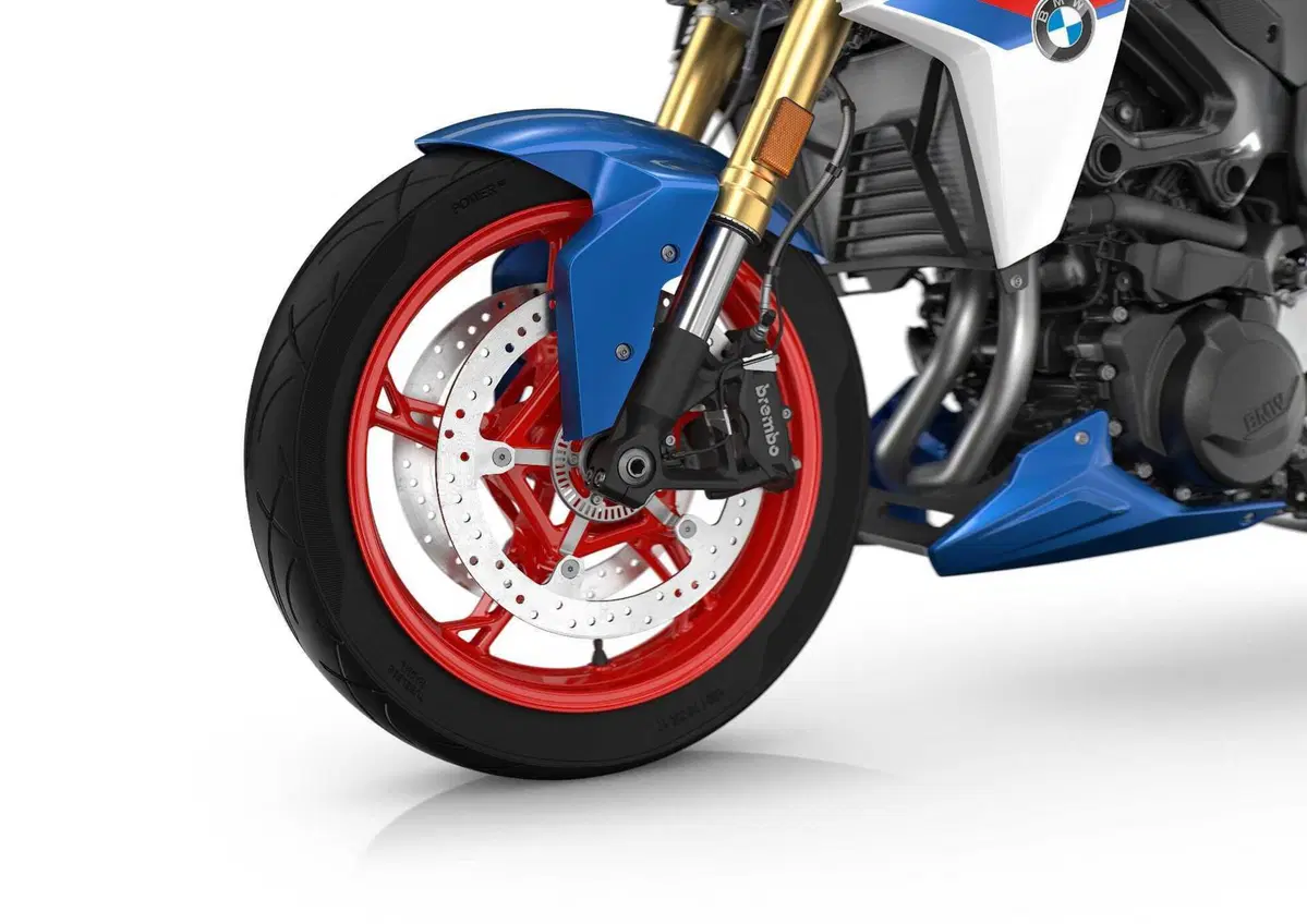  Nuove BMW F 900 R e F 900 XR 2025: aggiornamenti su ergonomia, ciclistica e dotazione