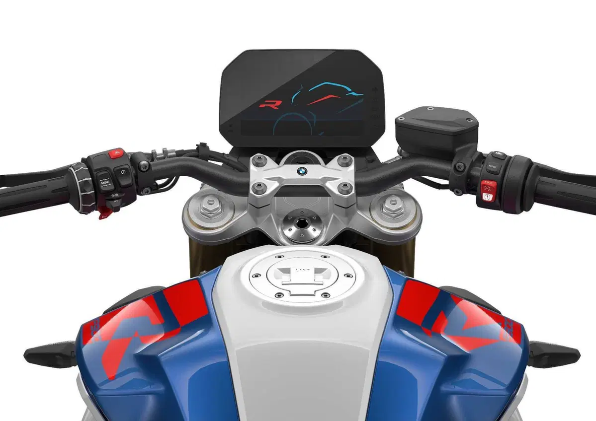  Nuove BMW F 900 R e F 900 XR 2025: aggiornamenti su ergonomia, ciclistica e dotazione (2)