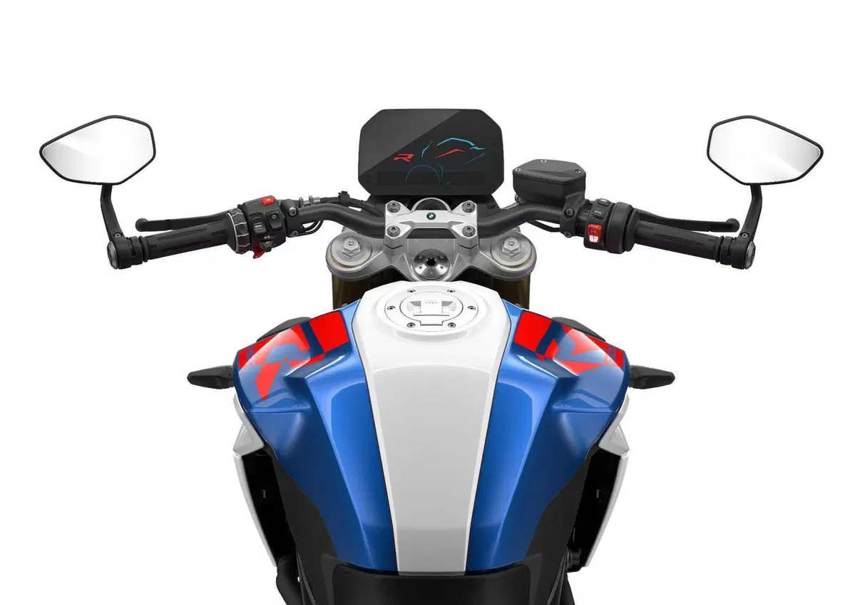  Nuove BMW F 900 R e F 900 XR 2025: aggiornamenti su ergonomia, ciclistica e dotazione (7)