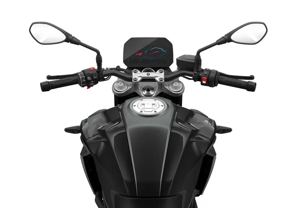  Nuove BMW F 900 R e F 900 XR 2025: aggiornamenti su ergonomia, ciclistica e dotazione (8)