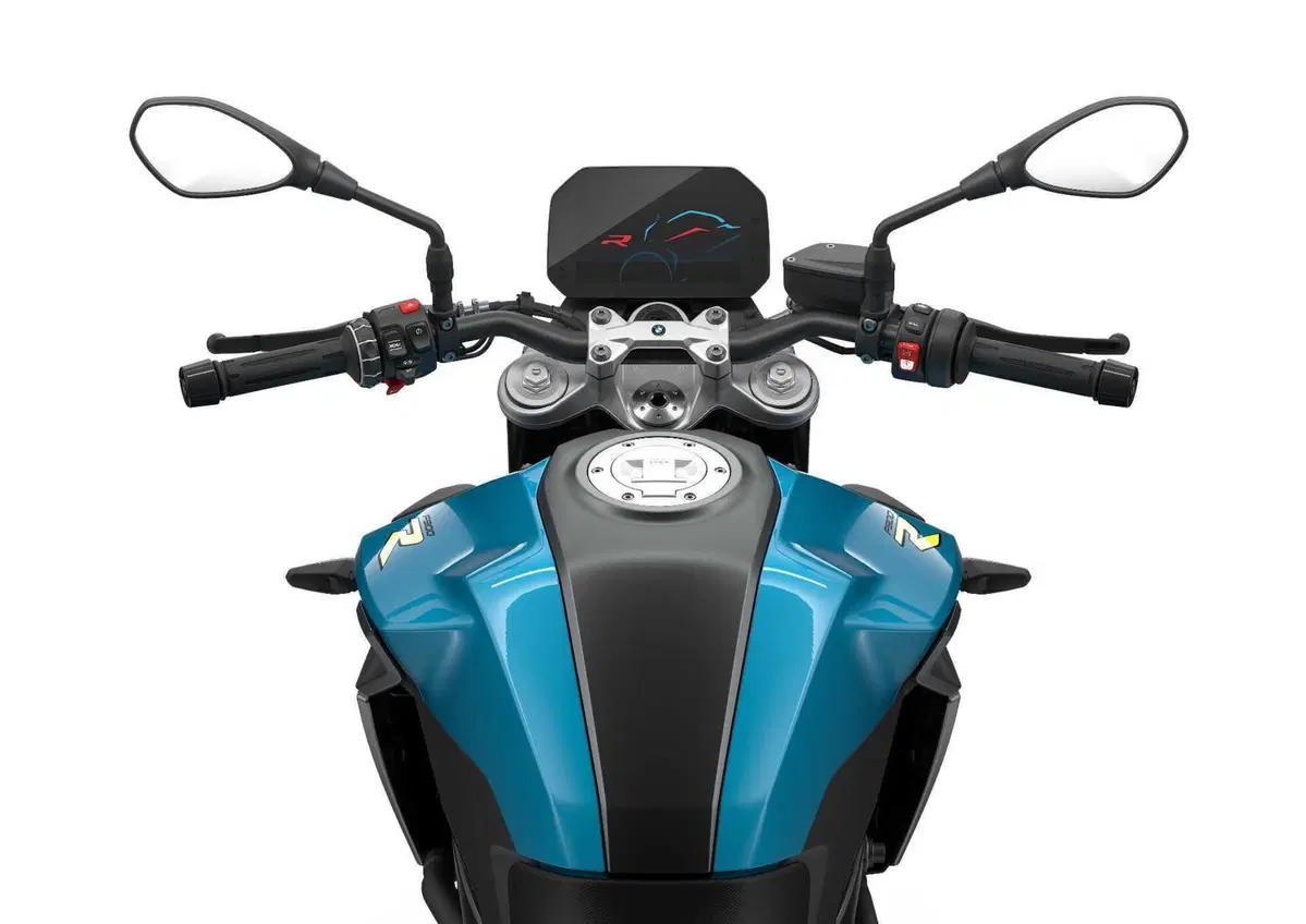  Nuove BMW F 900 R e F 900 XR 2025: aggiornamenti su ergonomia, ciclistica e dotazione (9)
