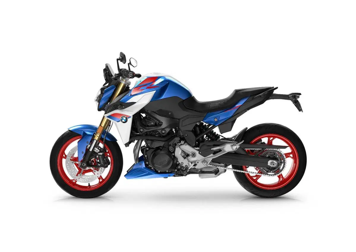 Nuove BMW F 900 R e F 900 XR 2025: aggiornamenti su ergonomia, ciclistica e dotazione (13)