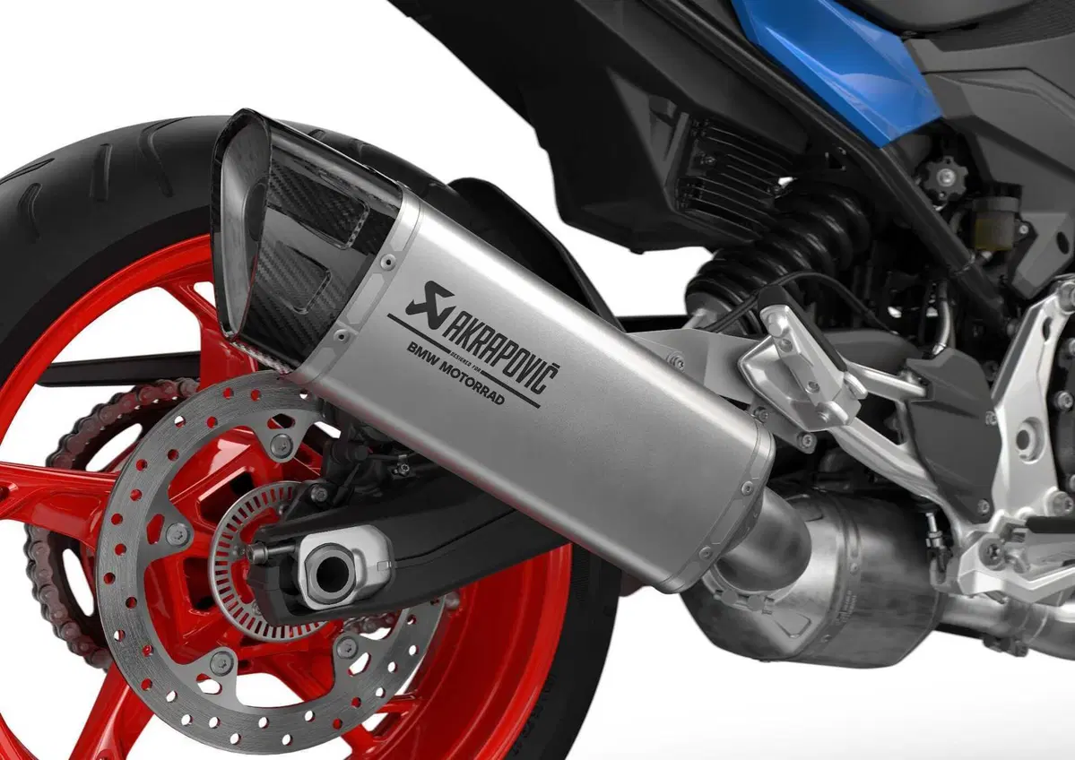  Nuove BMW F 900 R e F 900 XR 2025: aggiornamenti su ergonomia, ciclistica e dotazione (7)