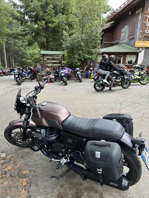 Moto Guzzi V7 III Stone Night Pack (2019 - 20)